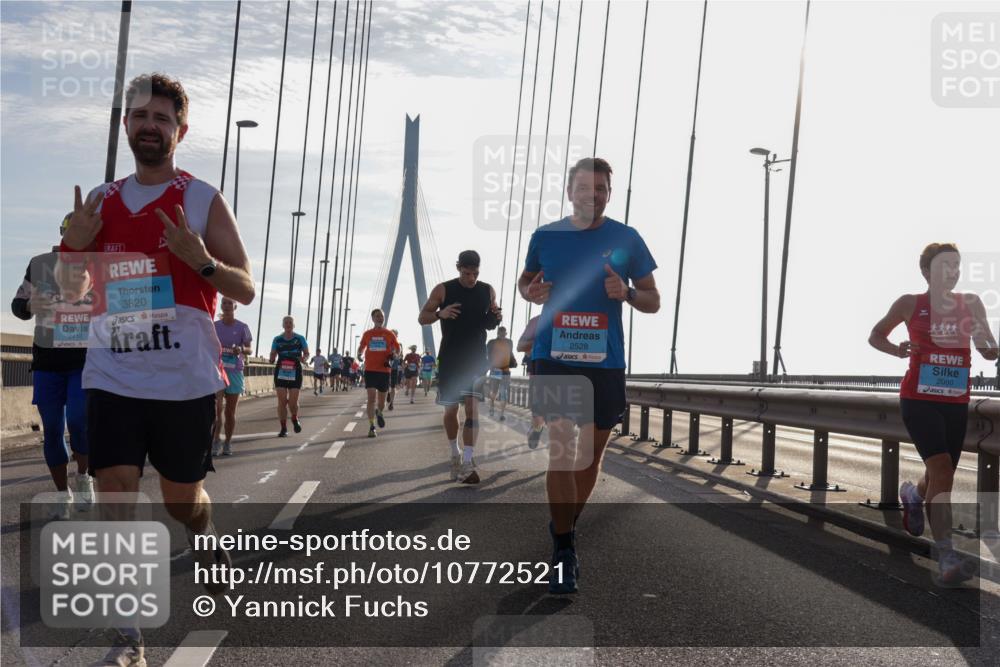 03.10.2026 - Köhlbrandbrückenlauf Yannick Fuchs http://msf.ph/oto/10772521 03.10.2026 09:28:54 Position 1 2416, 3820, 2528, 2080 meine-sportfotos.de