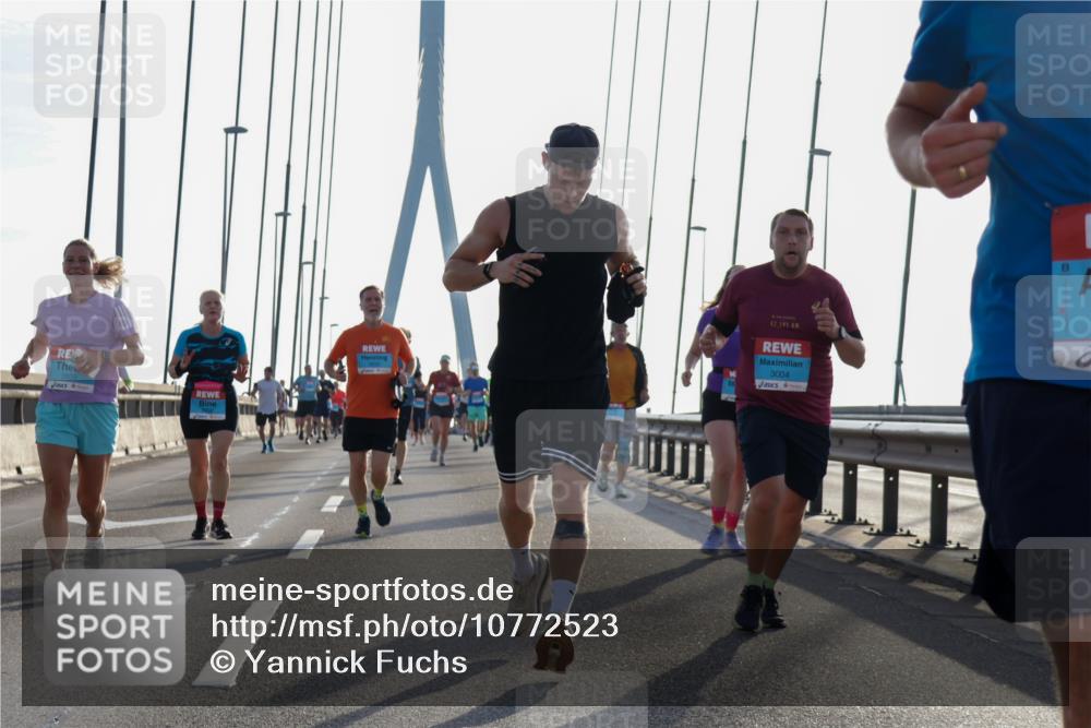 03.10.2026 - Köhlbrandbrückenlauf Yannick Fuchs http://msf.ph/oto/10772523 03.10.2026 09:28:55 Position 1 2609, 42, 195, 3004 meine-sportfotos.de