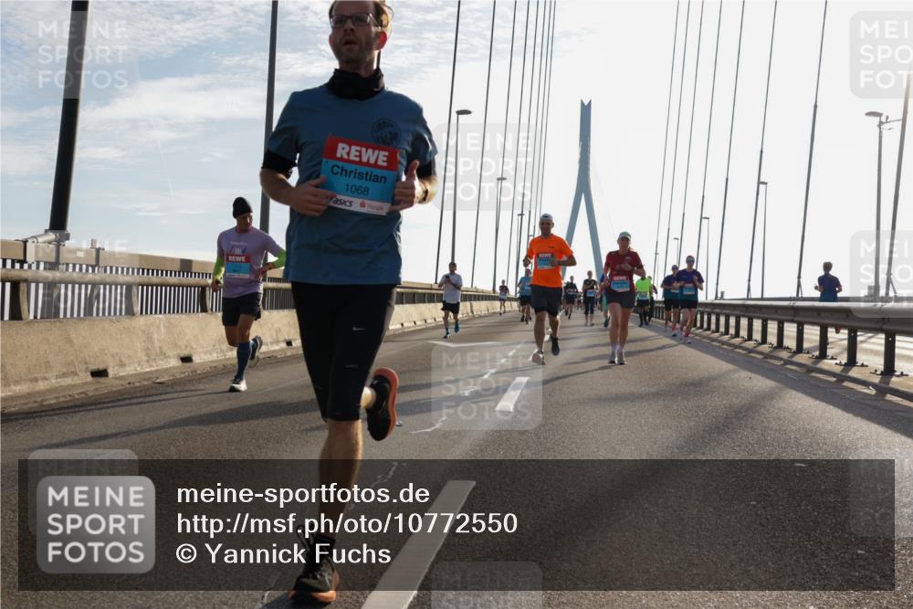 03.10.2026 - Köhlbrandbrückenlauf Yannick Fuchs http://msf.ph/oto/10772550 03.10.2026 09:29:01 Position 1 1068 meine-sportfotos.de