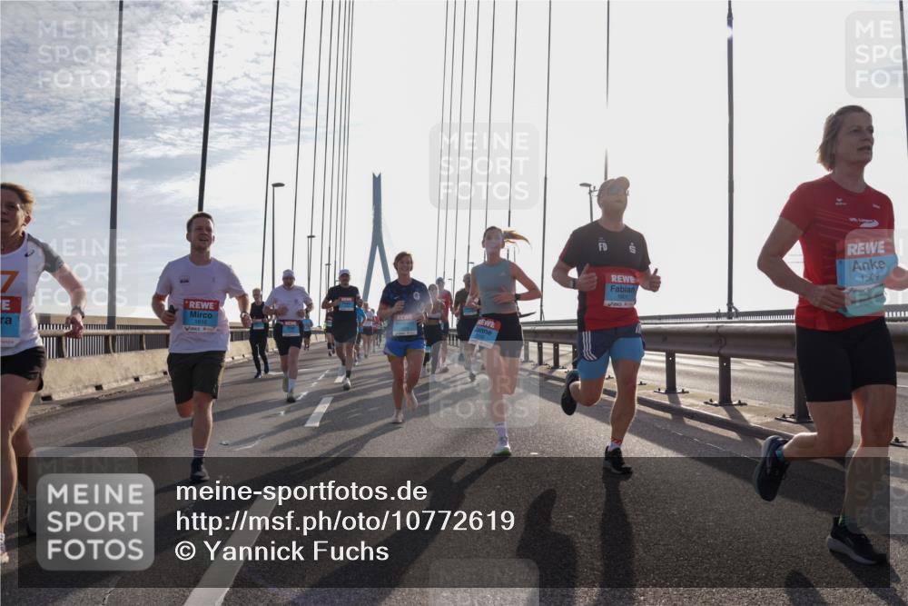03.10.2026 - Köhlbrandbrückenlauf Yannick Fuchs http://msf.ph/oto/10772619 03.10.2026 09:29:17 Position 1 1616, 1509, 1901 meine-sportfotos.de