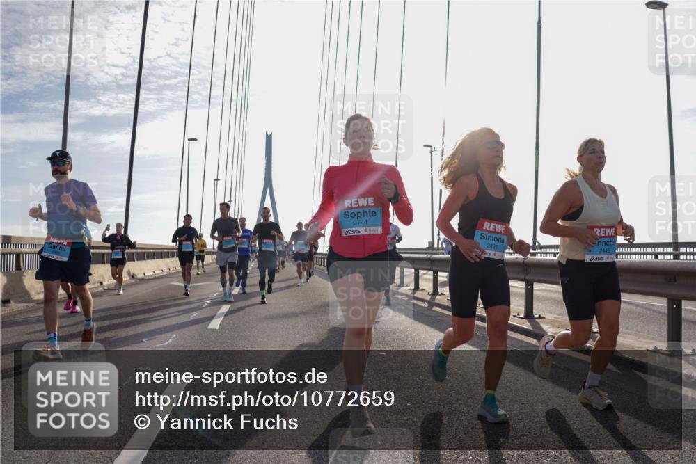 03.10.2026 - Köhlbrandbrückenlauf Yannick Fuchs http://msf.ph/oto/10772659 03.10.2026 09:29:26 Position 1 2744, 2491, 2445 meine-sportfotos.de