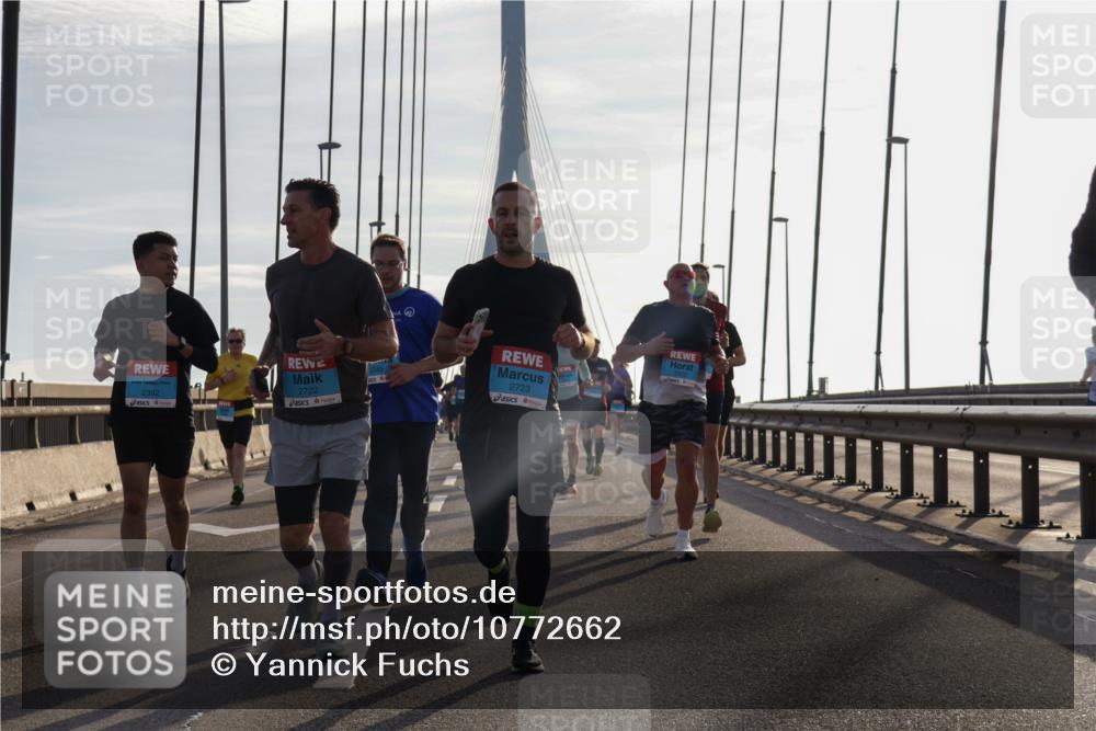 03.10.2026 - Köhlbrandbrückenlauf Yannick Fuchs http://msf.ph/oto/10772662 03.10.2026 09:29:27 Position 1 2392, 2722, 2749, 2723 meine-sportfotos.de