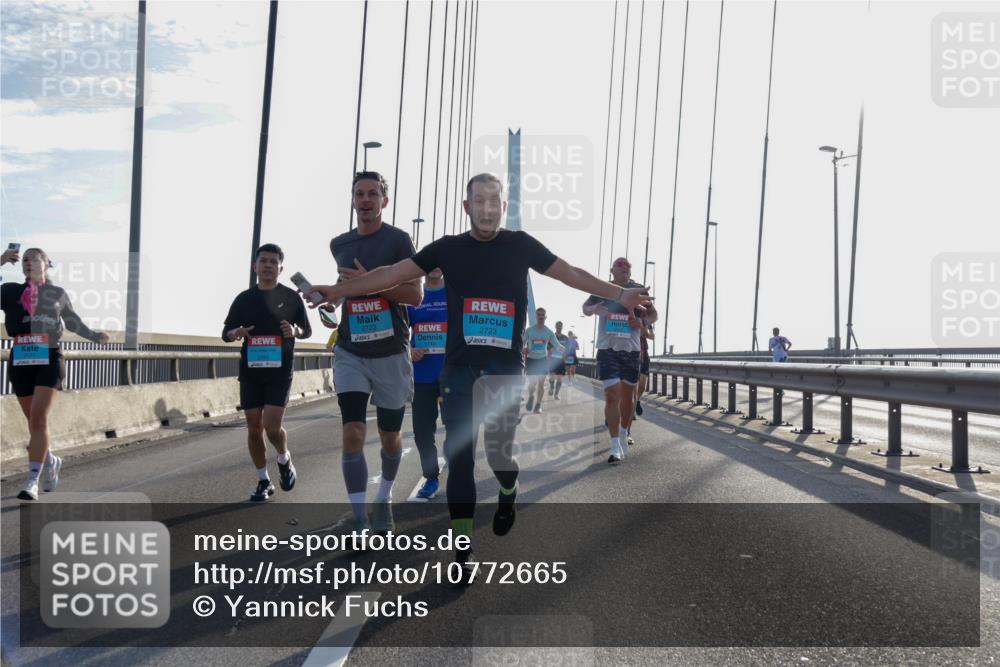 03.10.2026 - Köhlbrandbrückenlauf Yannick Fuchs http://msf.ph/oto/10772665 03.10.2026 09:29:28 Position 1 2723, 2722 meine-sportfotos.de