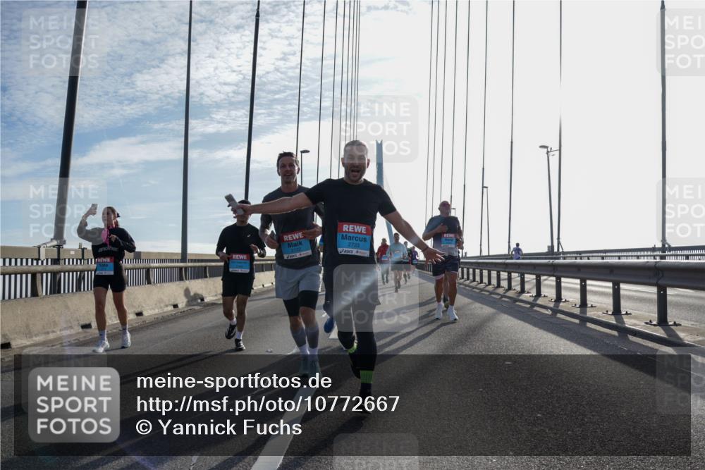 03.10.2026 - Köhlbrandbrückenlauf Yannick Fuchs http://msf.ph/oto/10772667 03.10.2026 09:29:28 Position 1 2722, 2723 meine-sportfotos.de