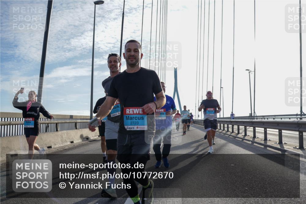 03.10.2026 - Köhlbrandbrückenlauf Yannick Fuchs http://msf.ph/oto/10772670 03.10.2026 09:29:28 Position 1 2722, 2723, 4 meine-sportfotos.de