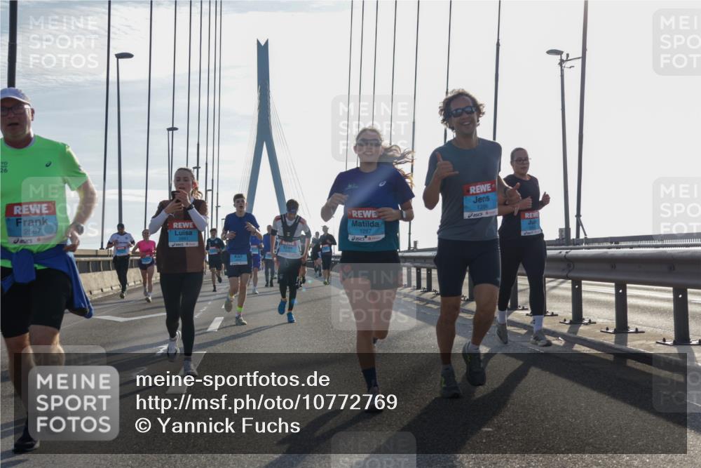 03.10.2026 - Köhlbrandbrückenlauf Yannick Fuchs http://msf.ph/oto/10772769 03.10.2026 09:29:56 Position 1 26, 2567, 2661, 1287, 1286 meine-sportfotos.de