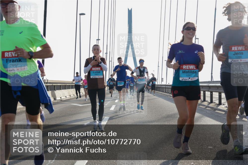 03.10.2026 - Köhlbrandbrückenlauf Yannick Fuchs http://msf.ph/oto/10772770 03.10.2026 09:29:57 Position 1 26, 2567, 2661, 1287, 1286 meine-sportfotos.de