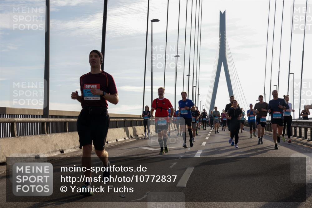 03.10.2026 - Köhlbrandbrückenlauf Yannick Fuchs http://msf.ph/oto/10772837 03.10.2026 09:30:13 Position 1 261 meine-sportfotos.de