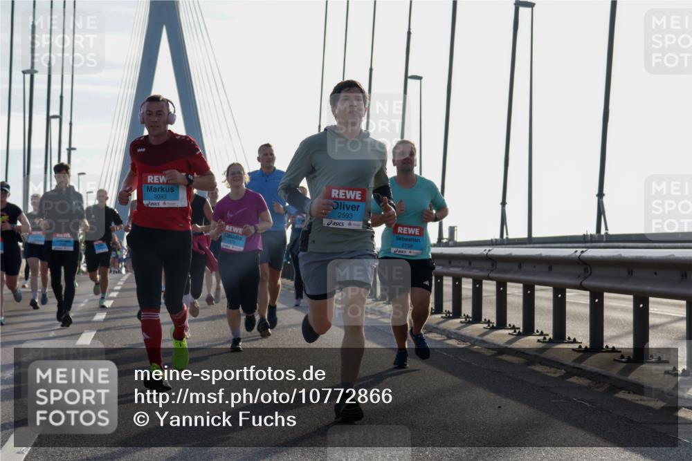 03.10.2026 - Köhlbrandbrückenlauf Yannick Fuchs http://msf.ph/oto/10772866 03.10.2026 09:30:21 Position 1 3093, 2593, 2758 meine-sportfotos.de