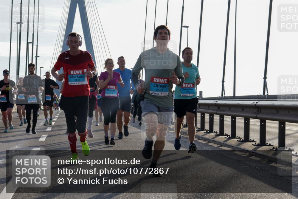 03.10.2026 - Köhlbrandbrückenlauf Yannick Fuchs http://msf.ph/oto/10772867 03.10.2026 09:30:21 Position 1 3093, 1472, 2593, 2758 meine-sportfotos.de