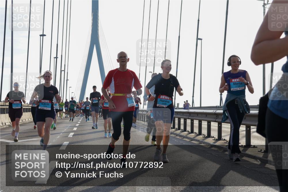 03.10.2026 - Köhlbrandbrückenlauf Yannick Fuchs http://msf.ph/oto/10772892 03.10.2026 09:30:27 Position 1 1254, 2699, 2736 meine-sportfotos.de