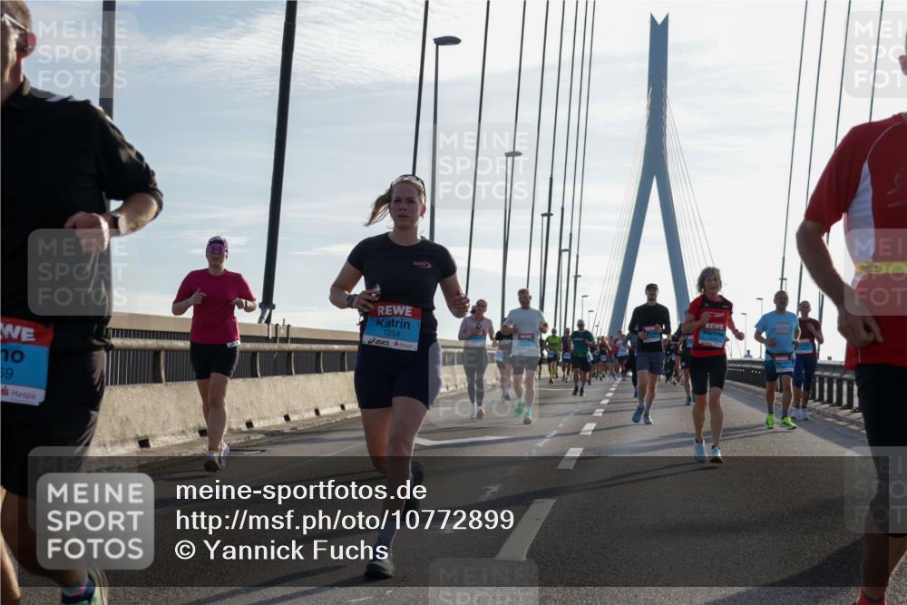03.10.2026 - Köhlbrandbrückenlauf Yannick Fuchs http://msf.ph/oto/10772899 03.10.2026 09:30:29 Position 1 10, 69, 1254, 1510 meine-sportfotos.de