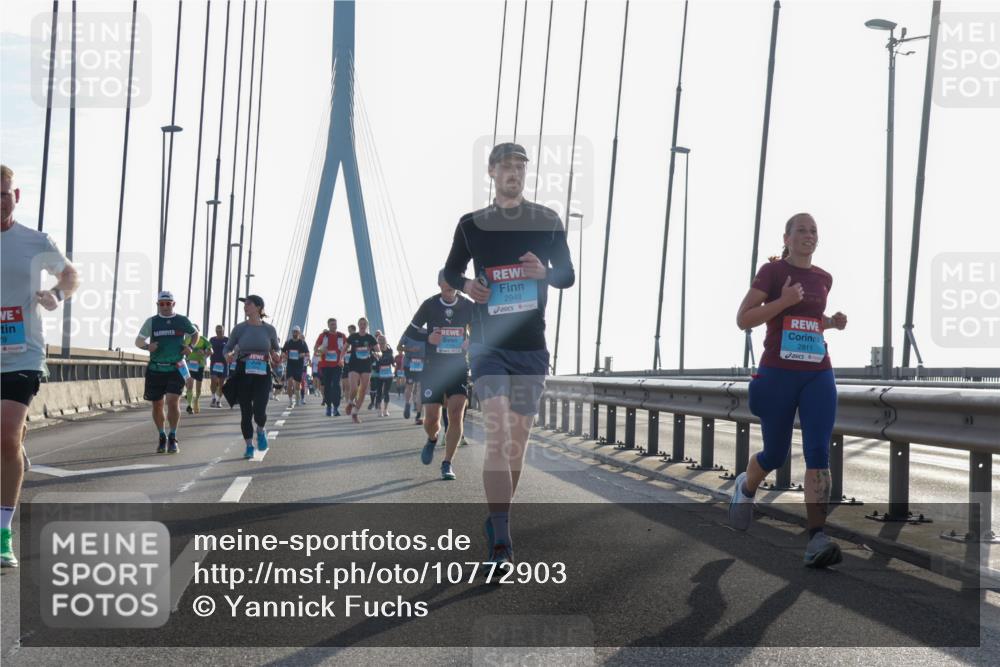 03.10.2026 - Köhlbrandbrückenlauf Yannick Fuchs http://msf.ph/oto/10772903 03.10.2026 09:30:33 Position 1 9, 2949, 2811 meine-sportfotos.de