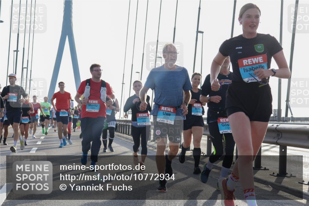 03.10.2026 - Köhlbrandbrückenlauf Yannick Fuchs http://msf.ph/oto/10772934 03.10.2026 09:30:41 Position 1 1805, 1804, 2574, 1781 meine-sportfotos.de