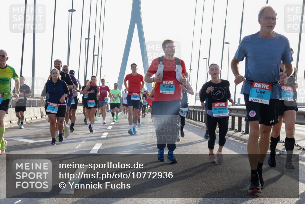 03.10.2026 - Köhlbrandbrückenlauf Yannick Fuchs http://msf.ph/oto/10772936 03.10.2026 09:30:41 Position 1 1805, 1804, 2638, 2574 meine-sportfotos.de