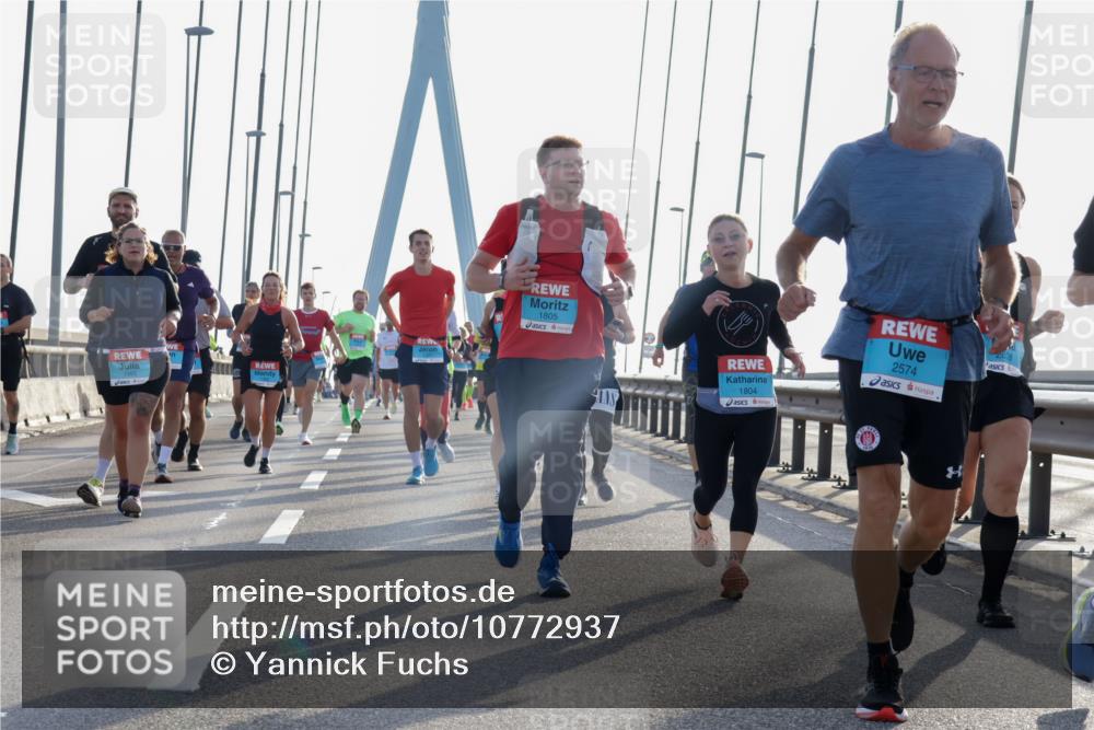 03.10.2026 - Köhlbrandbrückenlauf Yannick Fuchs http://msf.ph/oto/10772937 03.10.2026 09:30:42 Position 1 1805, 1804, 2574 meine-sportfotos.de