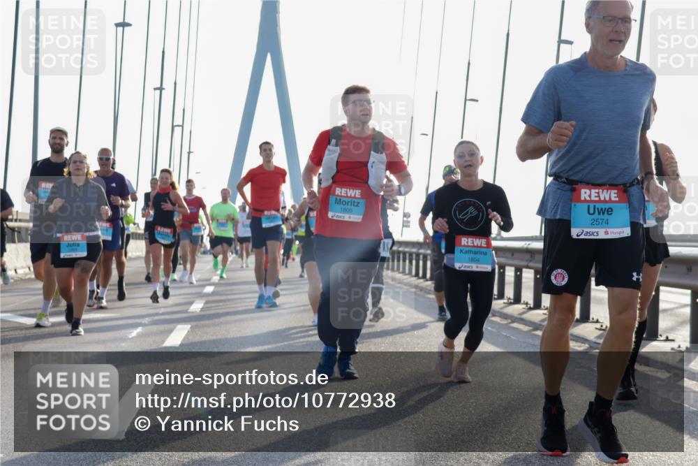 03.10.2026 - Köhlbrandbrückenlauf Yannick Fuchs http://msf.ph/oto/10772938 03.10.2026 09:30:42 Position 1 1805, 11, 1804, 2574 meine-sportfotos.de