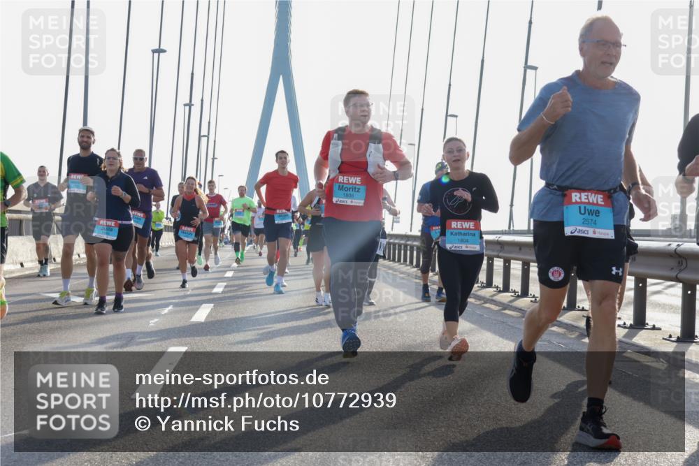 03.10.2026 - Köhlbrandbrückenlauf Yannick Fuchs http://msf.ph/oto/10772939 03.10.2026 09:30:42 Position 1 1805, 1804, 2574 meine-sportfotos.de