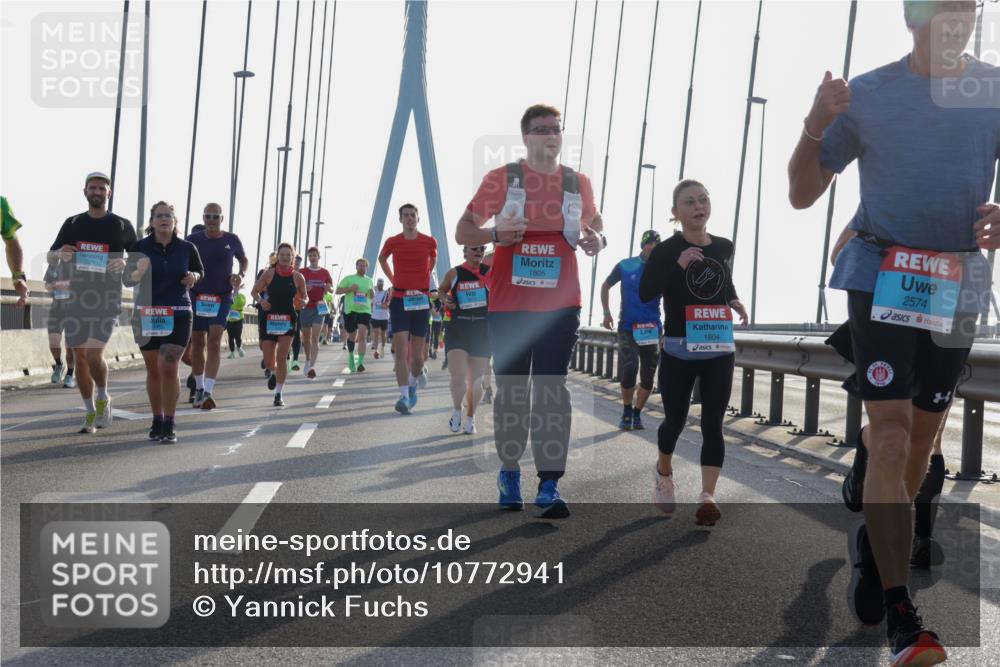 03.10.2026 - Köhlbrandbrückenlauf Yannick Fuchs http://msf.ph/oto/10772941 03.10.2026 09:30:42 Position 1 1805, 1804, 2574, 1910 meine-sportfotos.de