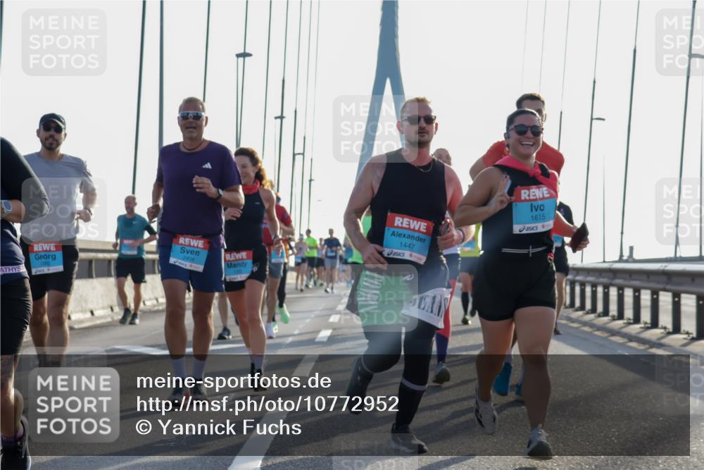 03.10.2026 - Köhlbrandbrückenlauf Yannick Fuchs http://msf.ph/oto/10772952 03.10.2026 09:30:45 Position 1 1380, 2404, 1447, 1615 meine-sportfotos.de