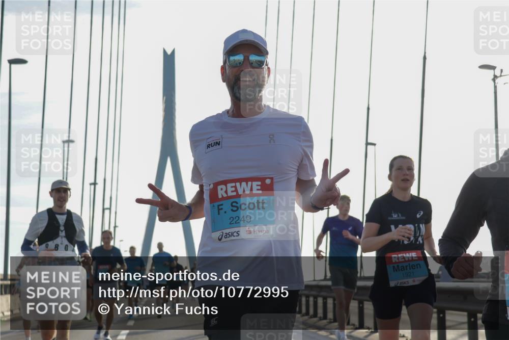 03.10.2026 - Köhlbrandbrückenlauf Yannick Fuchs http://msf.ph/oto/10772995 03.10.2026 09:30:55 Position 1 80, 2249, 1921 meine-sportfotos.de
