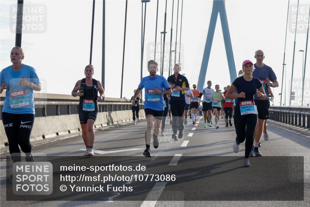 03.10.2026 - Köhlbrandbrückenlauf Yannick Fuchs http://msf.ph/oto/10773086 03.10.2026 09:31:14 Position 1 2955, 3725, 1187, 1960 meine-sportfotos.de