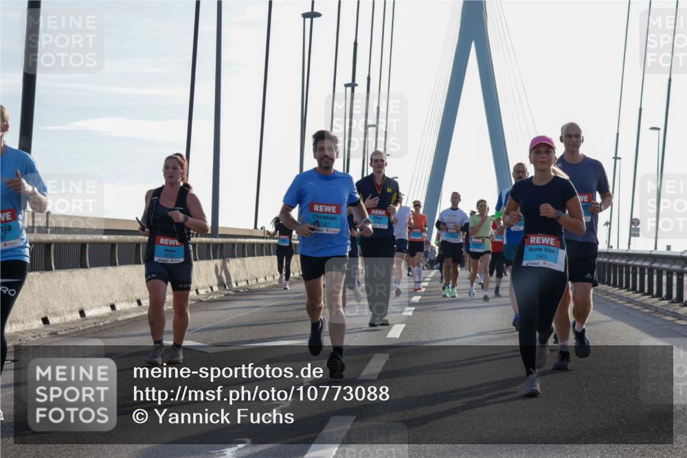03.10.2026 - Köhlbrandbrückenlauf Yannick Fuchs http://msf.ph/oto/10773088 03.10.2026 09:31:15 Position 1 3725, 1187, 1960 meine-sportfotos.de