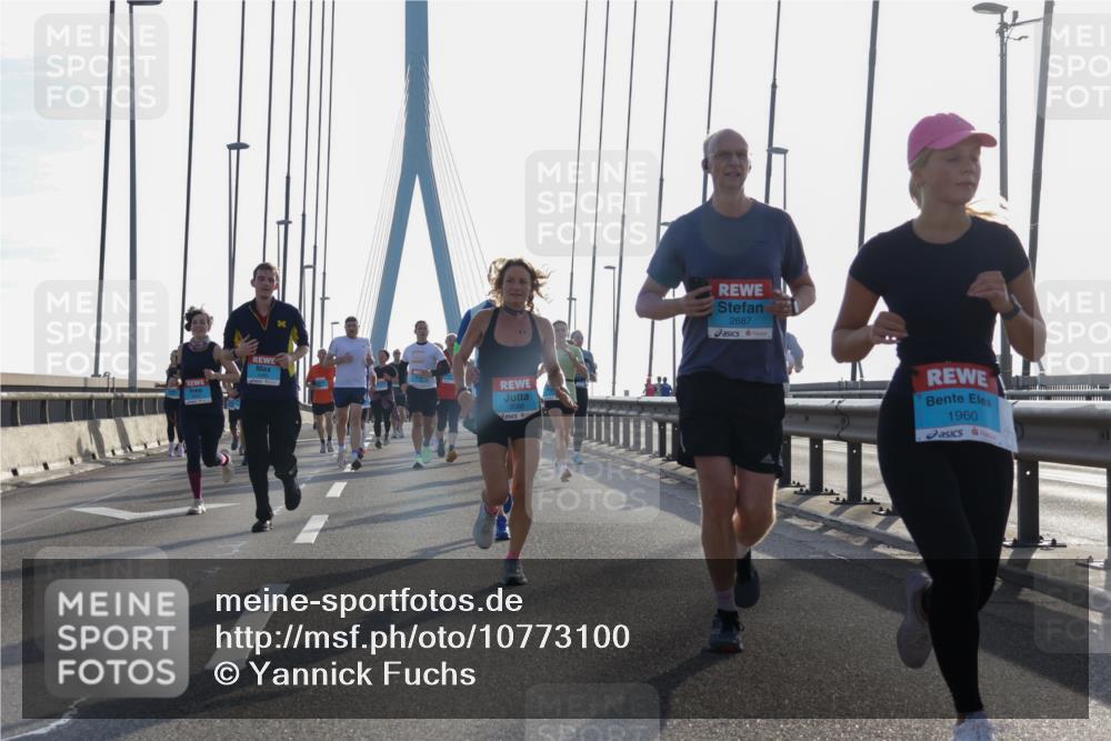 03.10.2026 - Köhlbrandbrückenlauf Yannick Fuchs http://msf.ph/oto/10773100 03.10.2026 09:31:17 Position 1 3066, 2687, 1960 meine-sportfotos.de