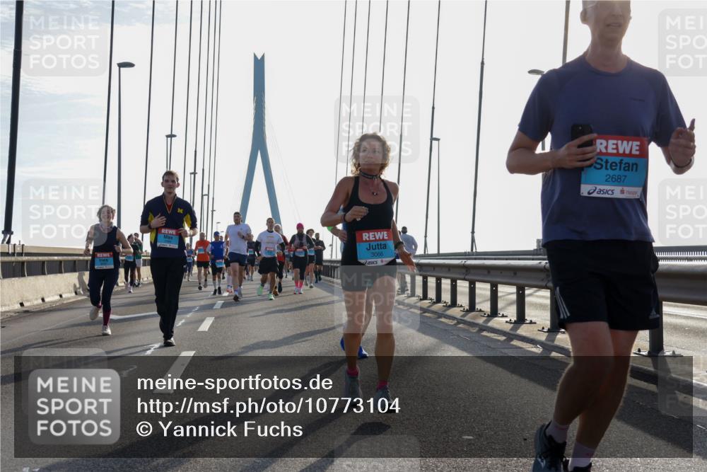 03.10.2026 - Köhlbrandbrückenlauf Yannick Fuchs http://msf.ph/oto/10773104 03.10.2026 09:31:18 Position 1 2460, 3066, 2687 meine-sportfotos.de