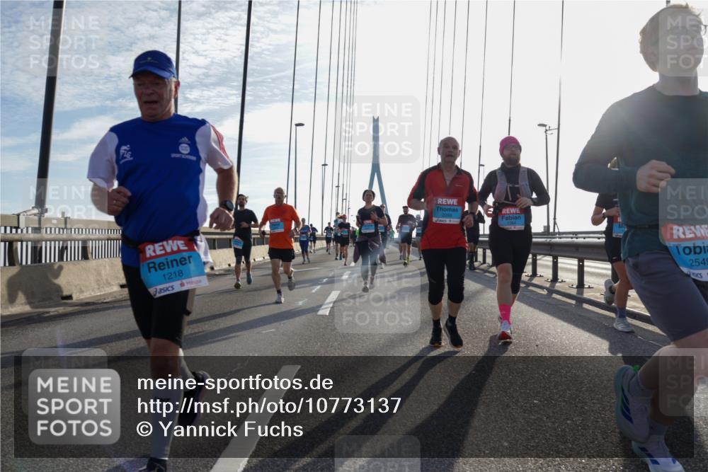 03.10.2026 - Köhlbrandbrückenlauf Yannick Fuchs http://msf.ph/oto/10773137 03.10.2026 09:31:25 Position 1 1218, 2299, 2549 meine-sportfotos.de