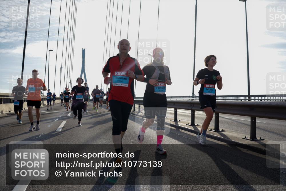 03.10.2026 - Köhlbrandbrückenlauf Yannick Fuchs http://msf.ph/oto/10773139 03.10.2026 09:31:26 Position 1 2299, 1354, 1900 meine-sportfotos.de