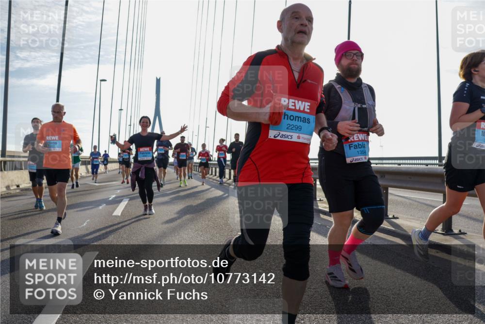 03.10.2026 - Köhlbrandbrückenlauf Yannick Fuchs http://msf.ph/oto/10773142 03.10.2026 09:31:26 Position 1 2905, 2299, 1354 meine-sportfotos.de