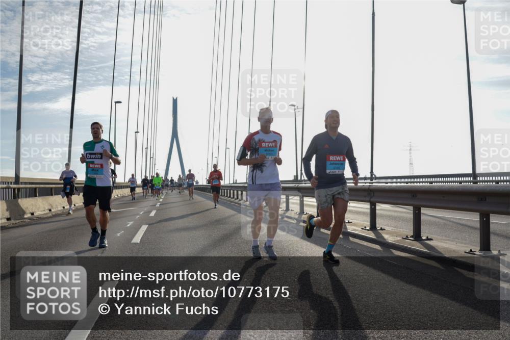 03.10.2026 - Köhlbrandbrückenlauf Yannick Fuchs http://msf.ph/oto/10773175 03.10.2026 09:31:31 Position 1 3751, 2785 meine-sportfotos.de
