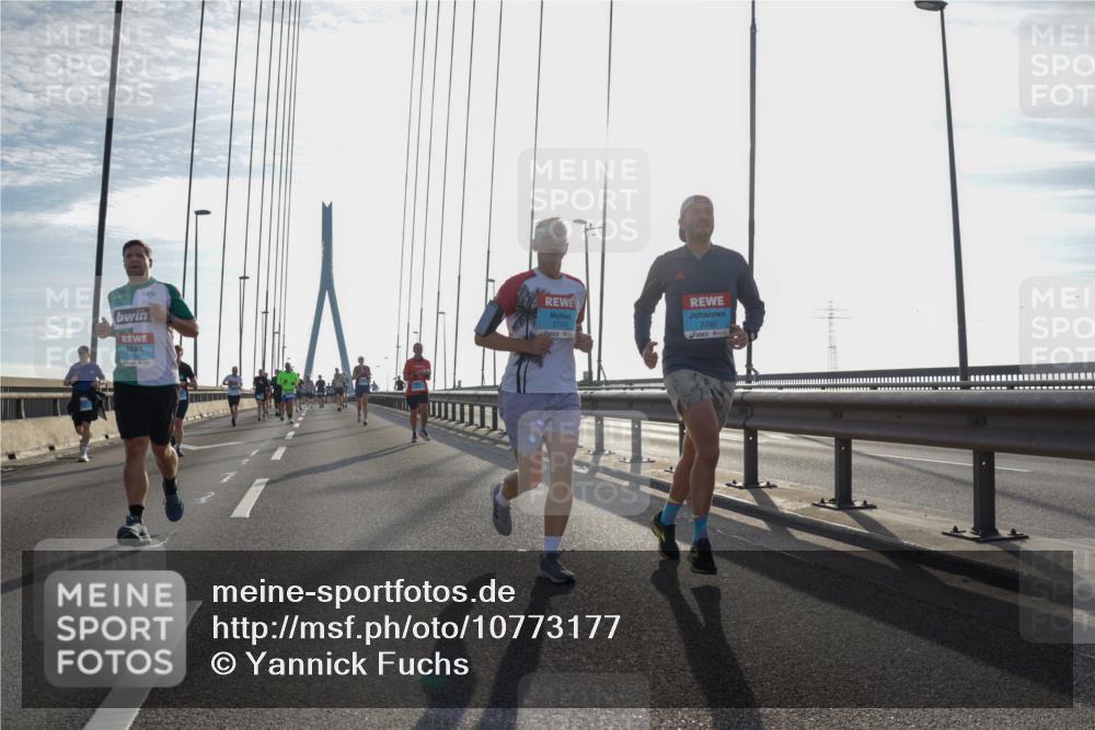 03.10.2026 - Köhlbrandbrückenlauf Yannick Fuchs http://msf.ph/oto/10773177 03.10.2026 09:31:31 Position 1 3751, 2785 meine-sportfotos.de