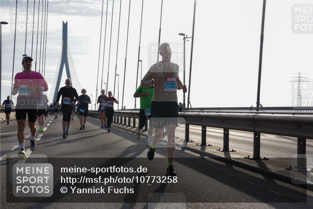 03.10.2026 - Köhlbrandbrückenlauf Yannick Fuchs http://msf.ph/oto/10773258 03.10.2026 09:31:41 Position 1 2990 meine-sportfotos.de
