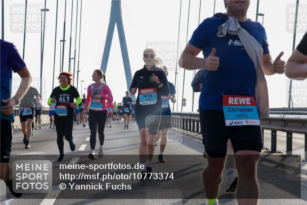 03.10.2026 - Köhlbrandbrückenlauf Yannick Fuchs http://msf.ph/oto/10773374 03.10.2026 09:31:57 Position 1 2720, 2721, 1903, 1675 meine-sportfotos.de