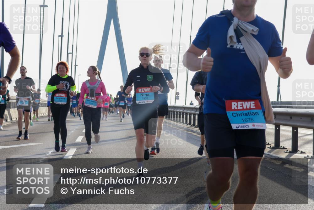 03.10.2026 - Köhlbrandbrückenlauf Yannick Fuchs http://msf.ph/oto/10773377 03.10.2026 09:31:57 Position 1 2720, 2721, 1903, 1675 meine-sportfotos.de
