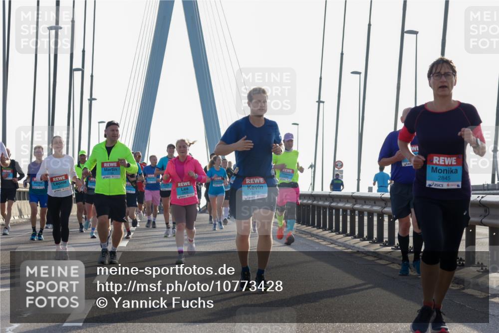 03.10.2026 - Köhlbrandbrückenlauf Yannick Fuchs http://msf.ph/oto/10773428 03.10.2026 09:32:03 Position 1 2159, 3017, 3329, 2845 meine-sportfotos.de