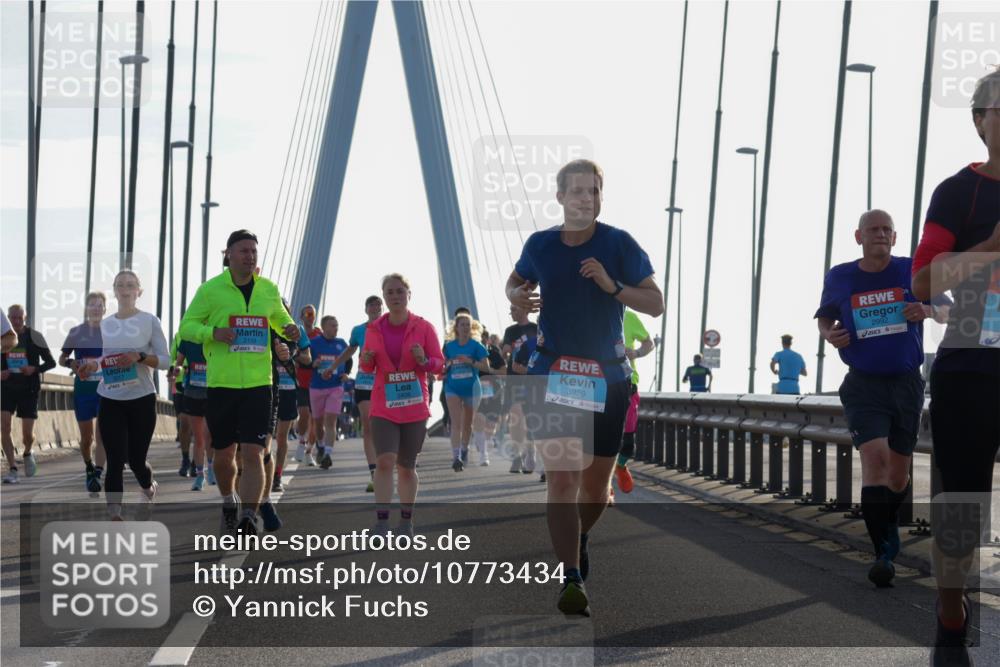 03.10.2026 - Köhlbrandbrückenlauf Yannick Fuchs http://msf.ph/oto/10773434 03.10.2026 09:32:03 Position 1 2159, 3329, 2992 meine-sportfotos.de