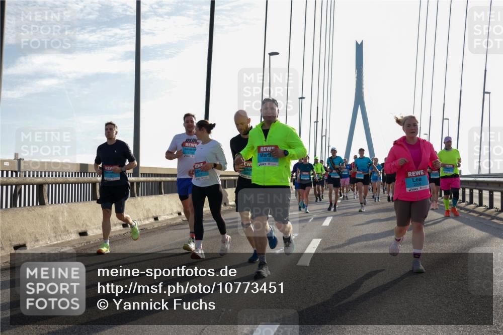 03.10.2026 - Köhlbrandbrückenlauf Yannick Fuchs http://msf.ph/oto/10773451 03.10.2026 09:32:08 Position 1 1740, 2159, 2806 meine-sportfotos.de