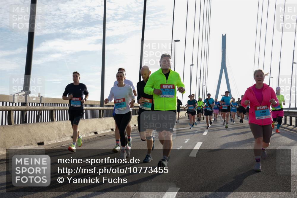 03.10.2026 - Köhlbrandbrückenlauf Yannick Fuchs http://msf.ph/oto/10773455 03.10.2026 09:32:09 Position 1 3017, 3083, 2159, 2806 meine-sportfotos.de