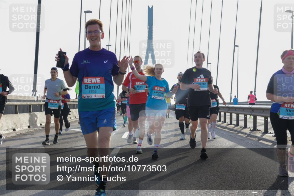 03.10.2026 - Köhlbrandbrückenlauf Yannick Fuchs http://msf.ph/oto/10773503 03.10.2026 09:32:14 Position 1 2781, 1799, 2971, 2919, 920, 1843 meine-sportfotos.de