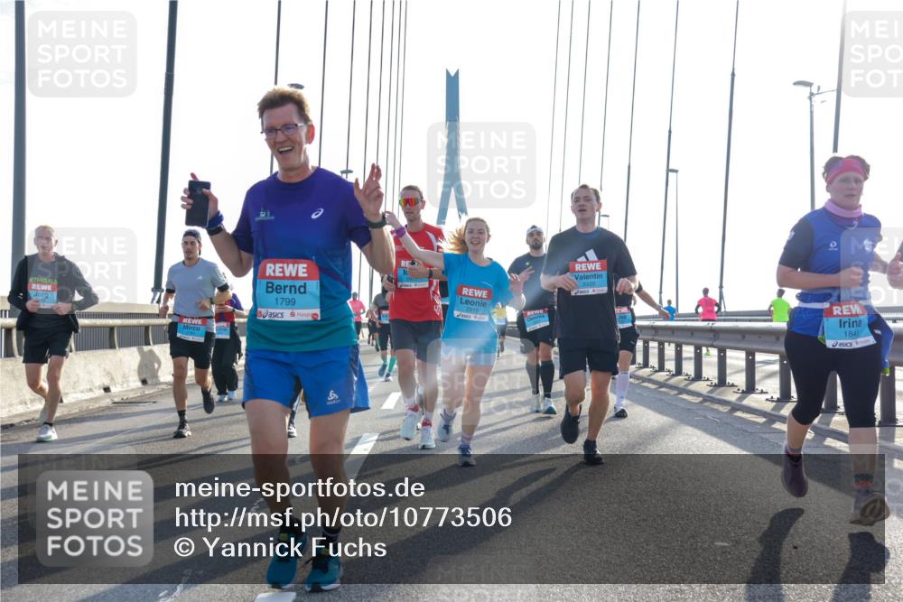 03.10.2026 - Köhlbrandbrückenlauf Yannick Fuchs http://msf.ph/oto/10773506 03.10.2026 09:32:14 Position 1 1799, 2919, 2920, 1843 meine-sportfotos.de