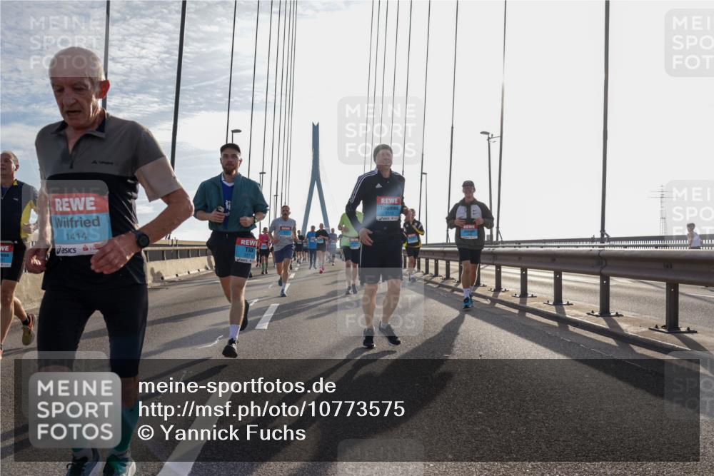 03.10.2026 - Köhlbrandbrückenlauf Yannick Fuchs http://msf.ph/oto/10773575 03.10.2026 09:32:20 Position 1 1414, 3119, 1113 meine-sportfotos.de