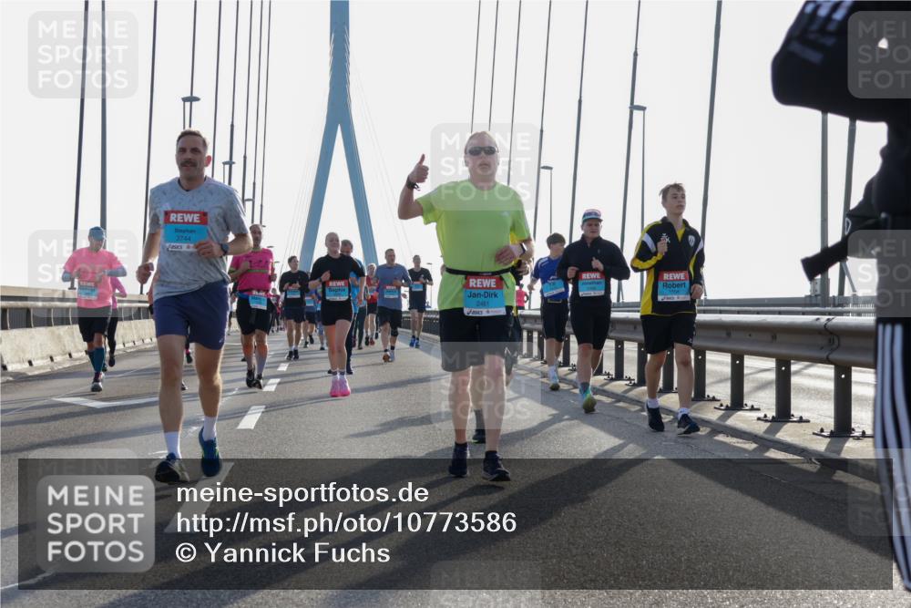 03.10.2026 - Köhlbrandbrückenlauf Yannick Fuchs http://msf.ph/oto/10773586 03.10.2026 09:32:21 Position 1 3744, 2461, 1558 meine-sportfotos.de
