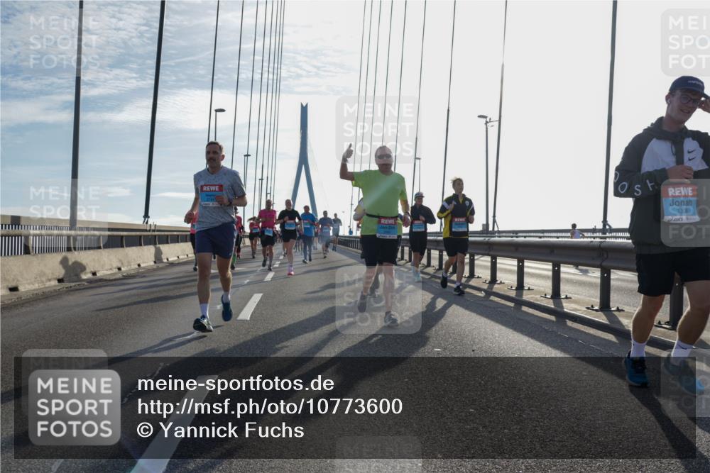 03.10.2026 - Köhlbrandbrückenlauf Yannick Fuchs http://msf.ph/oto/10773600 03.10.2026 09:32:22 Position 1 3744, 1306 meine-sportfotos.de