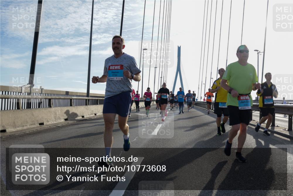 03.10.2026 - Köhlbrandbrückenlauf Yannick Fuchs http://msf.ph/oto/10773608 03.10.2026 09:32:22 Position 1 3744, 2461 meine-sportfotos.de