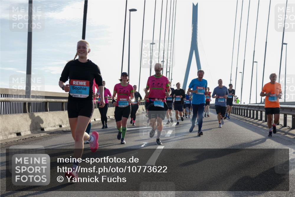 03.10.2026 - Köhlbrandbrückenlauf Yannick Fuchs http://msf.ph/oto/10773622 03.10.2026 09:32:24 Position 1 3292, 1999, 1997 meine-sportfotos.de