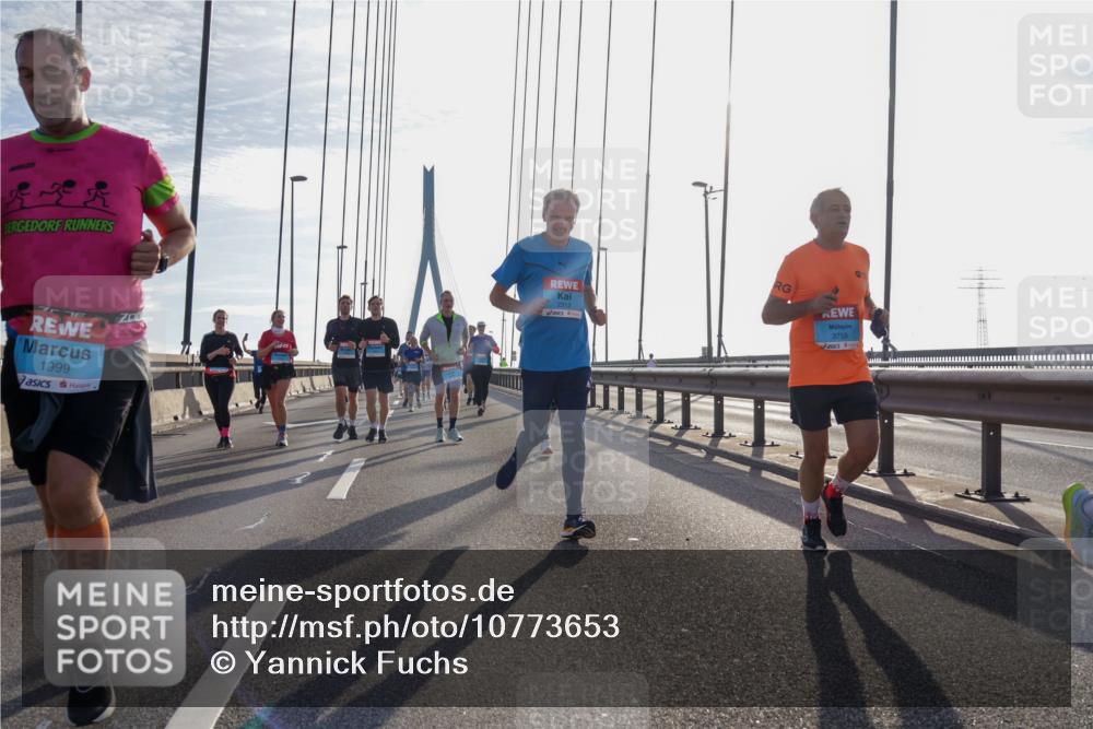 03.10.2026 - Köhlbrandbrückenlauf Yannick Fuchs http://msf.ph/oto/10773653 03.10.2026 09:32:27 Position 1 1999, 2912, 3755 meine-sportfotos.de