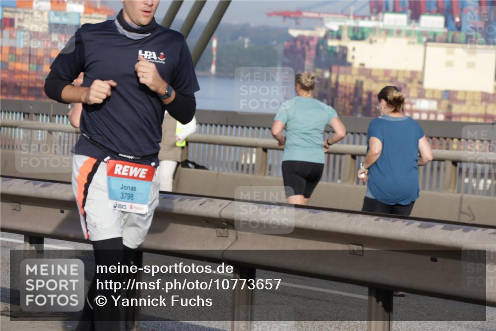 03.10.2026 - Köhlbrandbrückenlauf Yannick Fuchs http://msf.ph/oto/10773657 03.10.2026 09:36:52 Position 2 3798 meine-sportfotos.de